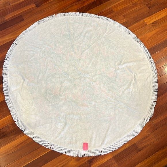 🌸 Lilly Pulitzer 60" Round Beach Towel in Pink Blossom Suite Views - Picture 6 of 6